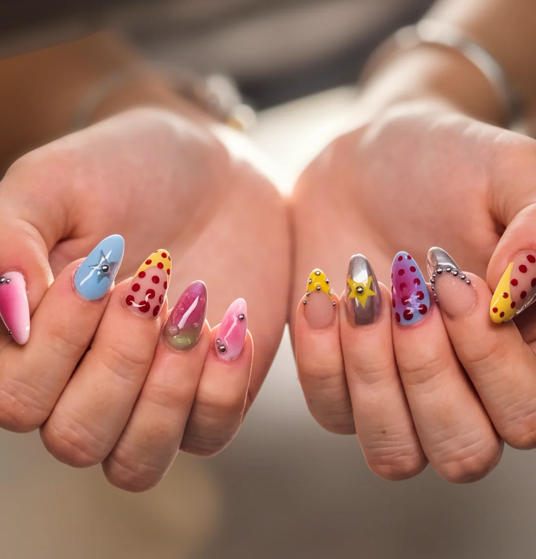 Bunte Nail Art mit unterschiedlichen Farben und grafischen Motiven